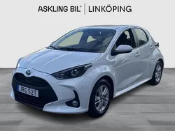 Vit Begagnad 2023 Toyota Yaris Hybrid Active Halvkombi | 219 000 kr (Marknadspris)