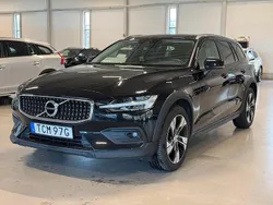 Svart Begagnad 2021 Volvo V60 CC Kombi | 299 900 kr (Marknadspris)