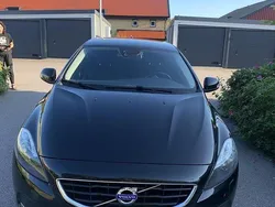 Svart Begagnad 2015 Volvo V40 Kinetic Kombi | 125 000 kr (Marknadspris)