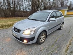 Silver metallic Begagnad 2008 Kia Rio Halvkombi | 20 000 kr (Bra pris)