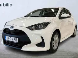 Vit Begagnad 2022 Toyota Yaris Hybrid Halvkombi | 209 900 kr (Marknadspris)