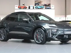 Grå Begagnad 2024 Porsche Macan Turbo SUV | 1 149 000 kr (Superpris)