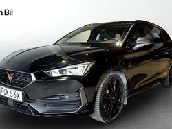 Svart (midnight black metallic) Begagnad 2023 Cupra Leon VZ Kombi | 309 900 kr (Marknadspris)