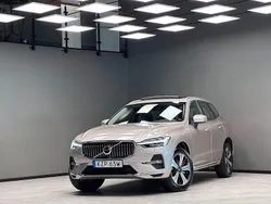 Ljusgrå Begagnad 2023 Volvo XC60 Plus SUV | 509 900 kr (Marknadspris)