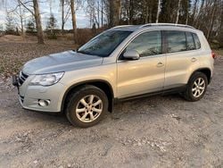 Ljusgrå Begagnad 2011 VW Tiguan Sportline SUV | 59 900 kr (Marknadspris)
