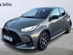 Grön Begagnad 2020 Toyota Yaris Hybrid Skyview Edition Halvkombi | 209 900 kr (Marknadspris)
