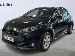 Svart Begagnad 2022 Toyota Yaris Hybrid Active Halvkombi | 209 800 kr (Marknadspris)