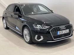 Svart (brilliantsvart) Begagnad 2022 Audi A3 Sportback Advanced Halvkombi | 254 900 kr (Marknadspris)