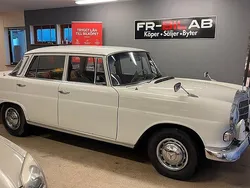 Vit Begagnad 1966 Mercedes 200 Sedan | 110 000 kr