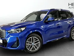 Blå (blue) Begagnad 2024 BMW iX1 M Sport SUV | 538 700 kr (Marknadspris)