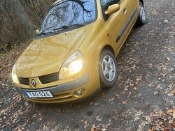 Gul Begagnad 2002 Renault Clio II Privilege Halvkombi | 14 500 kr (Marknadspris)