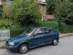 Grön Begagnad 2000 Skoda Felicia Halvkombi | 12 000 kr
