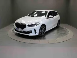 Vit Begagnad 2023 BMW 118 Halvkombi | 289 000 kr