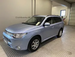 Ljusblå Begagnad 2014 Mitsubishi Outlander P-HEV SUV | 105 000 kr (Marknadspris)