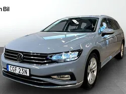 Grå Begagnad 2023 VW Passat Elegance Kombi | 369 900 kr (Marknadspris)