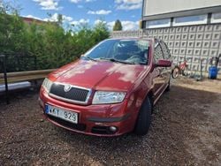 Röd Begagnad 2005 Skoda Fabia Halvkombi | 12 000 kr (Marknadspris)
