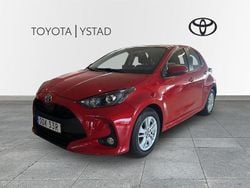 Röd Begagnad 2023 Toyota Yaris Hybrid Active Halvkombi | 229 500 kr (Marknadspris)