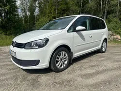 Vit Begagnad 2015 VW Touran Minibuss | 49 900 kr