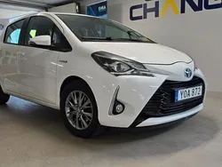 Vit Begagnad 2017 Toyota Yaris Hybrid Active Halvkombi | 114 900 kr (Marknadspris)