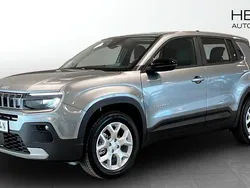 Grå (grey) Ny 2025 Jeep Avenger Altitude SUV | 344 800 kr (Marknadspris)