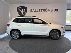 Vit Begagnad 2023 Skoda Karoq SUV | 379 900 kr (Dyr)