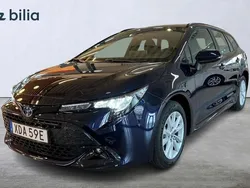 Mörkblå (blå) Begagnad 2025 Toyota Corolla Active Kombi | 299 900 kr (Marknadspris)