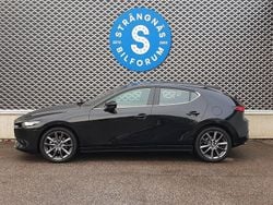 Svart (svartmetallic) Ny 2024 Mazda 3 Center-Line Halvkombi | 337 700 kr (Marknadspris)
