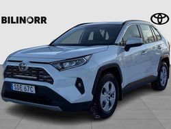 Vit Begagnad 2023 Toyota RAV4 Hybrid Active SUV | 379 900 kr (Marknadspris)