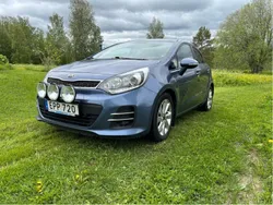 Blå Begagnad 2015 Kia Rio Halvkombi | 70 000 kr (Marknadspris)