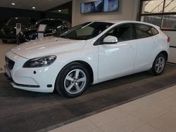 Vit Begagnad 2017 Volvo V40 Kinetic Kombi | 139 000 kr (Marknadspris)