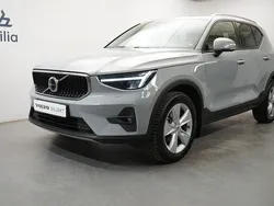 Grå Begagnad 2023 Volvo XC40 Core SUV | 359 900 kr (Marknadspris)