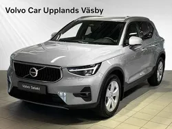 Grå Begagnad 2023 Volvo XC40 Core SUV | 349 900 kr (Marknadspris)