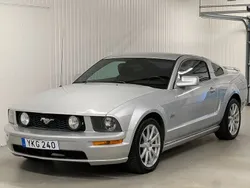Grå Begagnad 2006 Ford Mustang GT Sportkupé | 129 900 kr (Marknadspris)