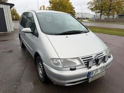 Ljusgrå Begagnad 1999 VW Sharan Comfortline Minibuss | 19 900 kr