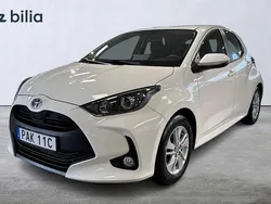 Vit Begagnad 2022 Toyota Yaris Hybrid Active Halvkombi | 239 900 kr (Marknadspris)