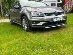 Grå Begagnad 2016 VW Golf Alltrack Kombi | 129 500 kr (Marknadspris)