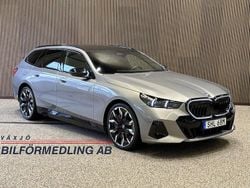 Grå (oxide grey metallic) Begagnad 2024 BMW 550e M Sport Kombi | 899 000 kr (Marknadspris)