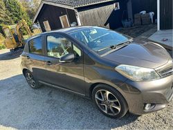 Grå Begagnad 2013 Toyota Yaris Trend Halvkombi | 89 000 kr (Marknadspris)