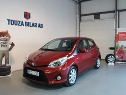 Röd Begagnad 2013 Toyota Yaris Hybrid Active Halvkombi | 129 900 kr (Marknadspris)