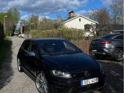 Svart Begagnad 2017 VW Golf VII R Halvkombi | 229 900 kr (Marknadspris)