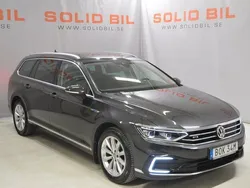 Mörkgrå Begagnad 2020 VW Passat Executive Kombi | 184 900 kr (Bra pris)