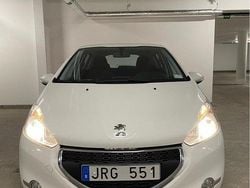 Vit Begagnad 2013 Peugeot 208 Halvkombi | 39 000 kr (Marknadspris)