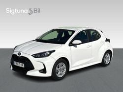 Vit Begagnad 2023 Toyota Yaris Hybrid Halvkombi | 219 900 kr (Marknadspris)