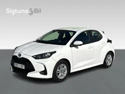 Vit Begagnad 2023 Toyota Yaris Hybrid Halvkombi | 219 900 kr (Marknadspris)