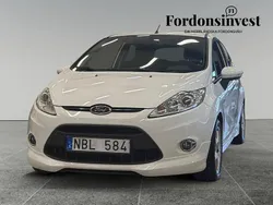 Vit Begagnad 2013 Ford Fiesta Titanium Halvkombi | 64 500 kr (Marknadspris)