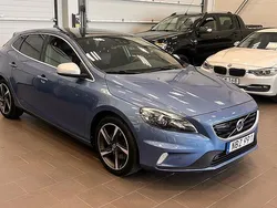 Blå (blåmetallic) Begagnad 2015 Volvo V40 R-Design Kombi | 159 000 kr (Marknadspris)