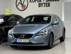 Ljusblå Begagnad 2017 Volvo V40 Momentum Kombi | 179 900 kr (Marknadspris)