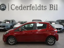 Röd Begagnad 2018 Toyota Yaris Hybrid Active Halvkombi | 149 900 kr (Marknadspris)