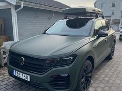 Svart Begagnad 2021 VW Touareg SUV | 529 000 kr (Marknadspris)