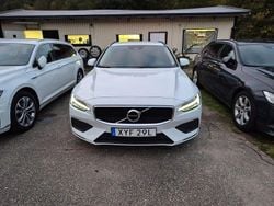 Vit Begagnad 2022 Volvo V60 Momentum Kombi | 265 000 kr (Marknadspris)